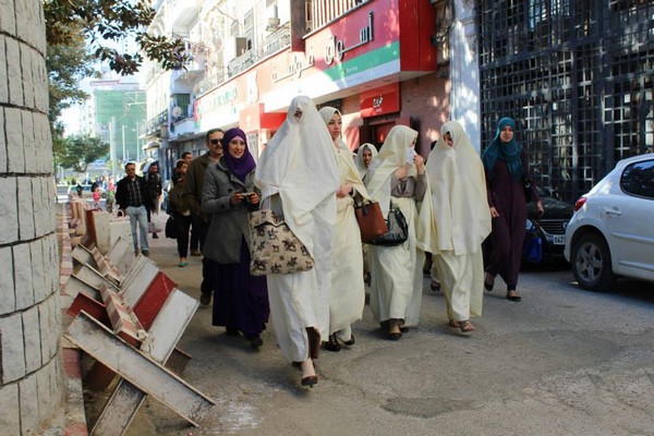 En haik dans la rue à Oran.jpg